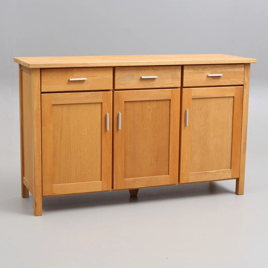 SIDEBOARD, ek, samtida. — Cupboards, Cabinets & Shelves — Auktionshuset Thelin & Johansson