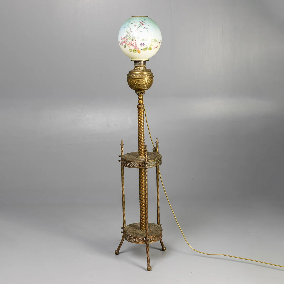ORNATE BRASS FLOOR STANDING OIL LAMP. — Floor lights — Griffin’s Auctioneers