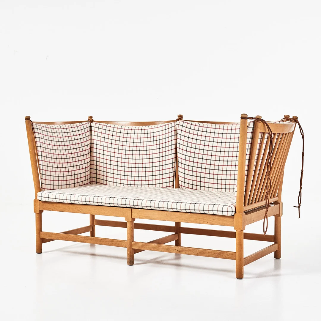 BØRGE MOGENSEN. "Tremme", soffa, bok, Fritz Hansen, Danmark, 1960/70-tal, rutig klädsel, en sida fällbar. — Sofas & Seatings — Stockholms Auktionsverk Magasin 5