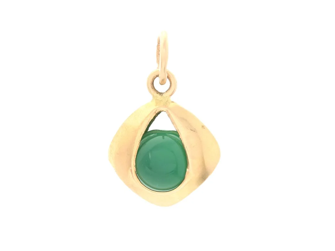 HÄNGE, 18K guld, krysopras, höjd inkl. ögla 1,5 cm, vikt ca 0,7 g. — Smycken/Hänge — Kaplans