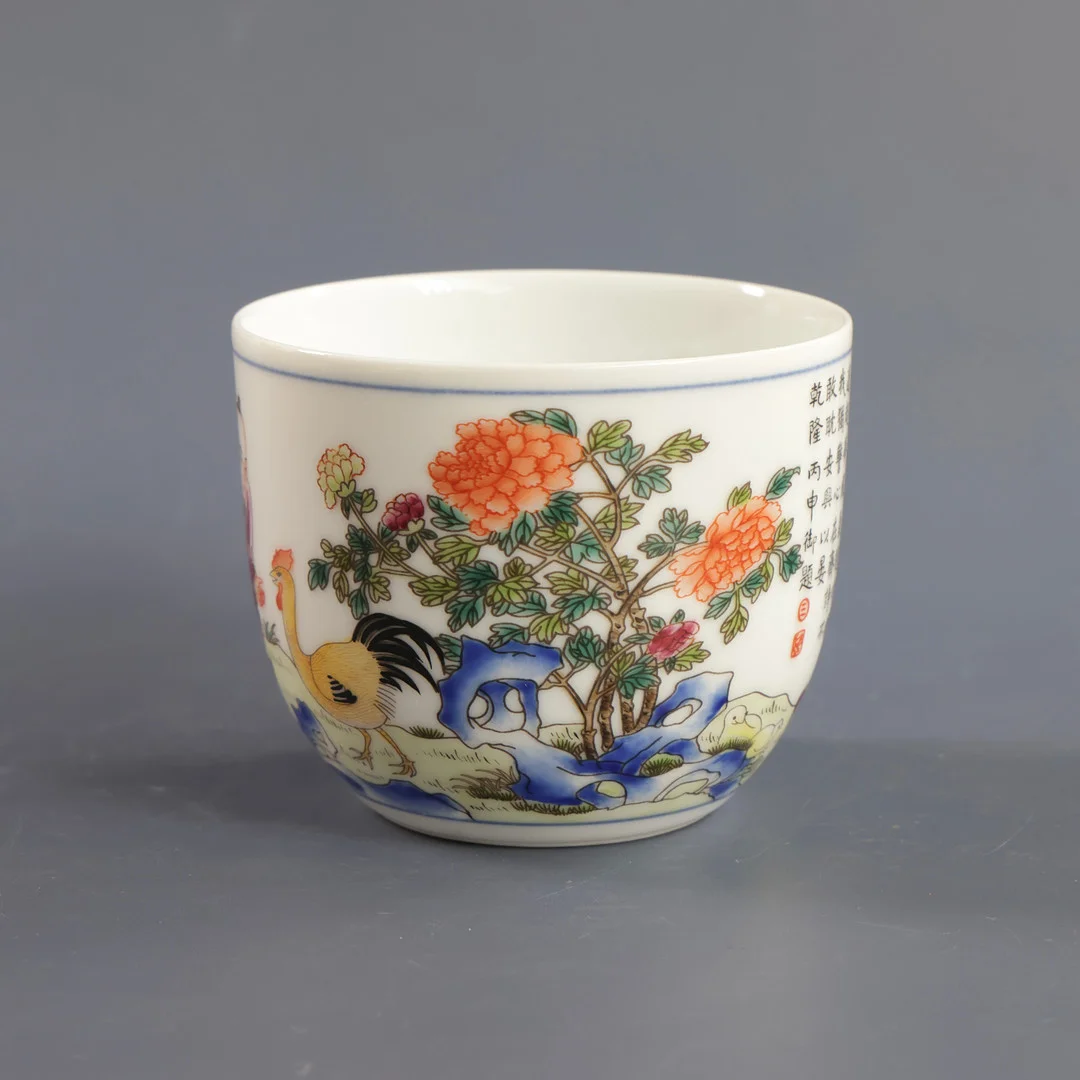 Kinesisk skål af porcelæn. 'Kylling og dreng', polykrome farver og skrifttegn. Kina, 20. årh. — Ceramics & Porcelain — Woxholt Auktioner