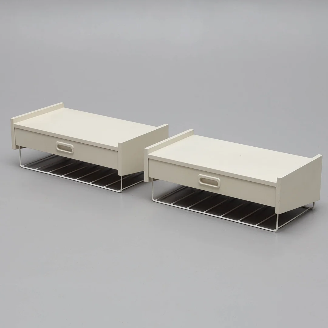SÄNGBORD, ett par, string modell, 1950/60-tal. — Tables — Auktionsmagasinet Vänersborg
