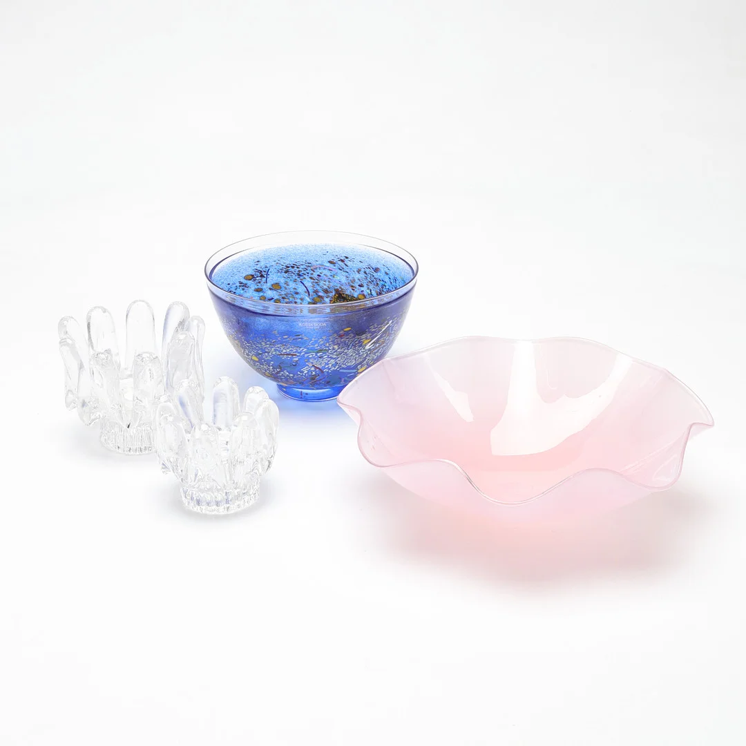 GLASFÖREMÅL, 4 delar, bl.a. Bertil Vallien samt Göran Wärff. — Art glass — Gomér & Andersson Linköping