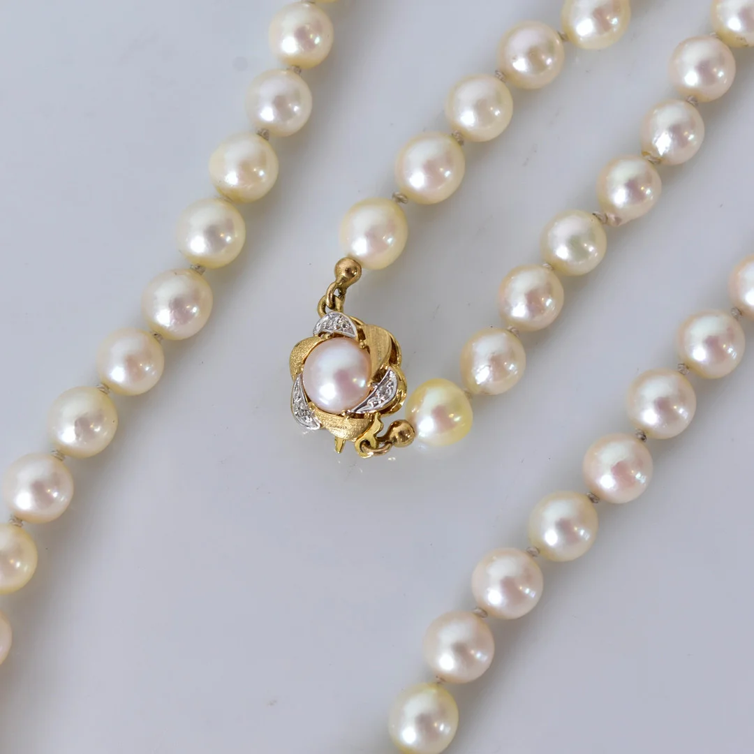 PÄRLCOLLIER, med guld och diamantlås, 18K. — Necklace — Halmstads Auktionskammare