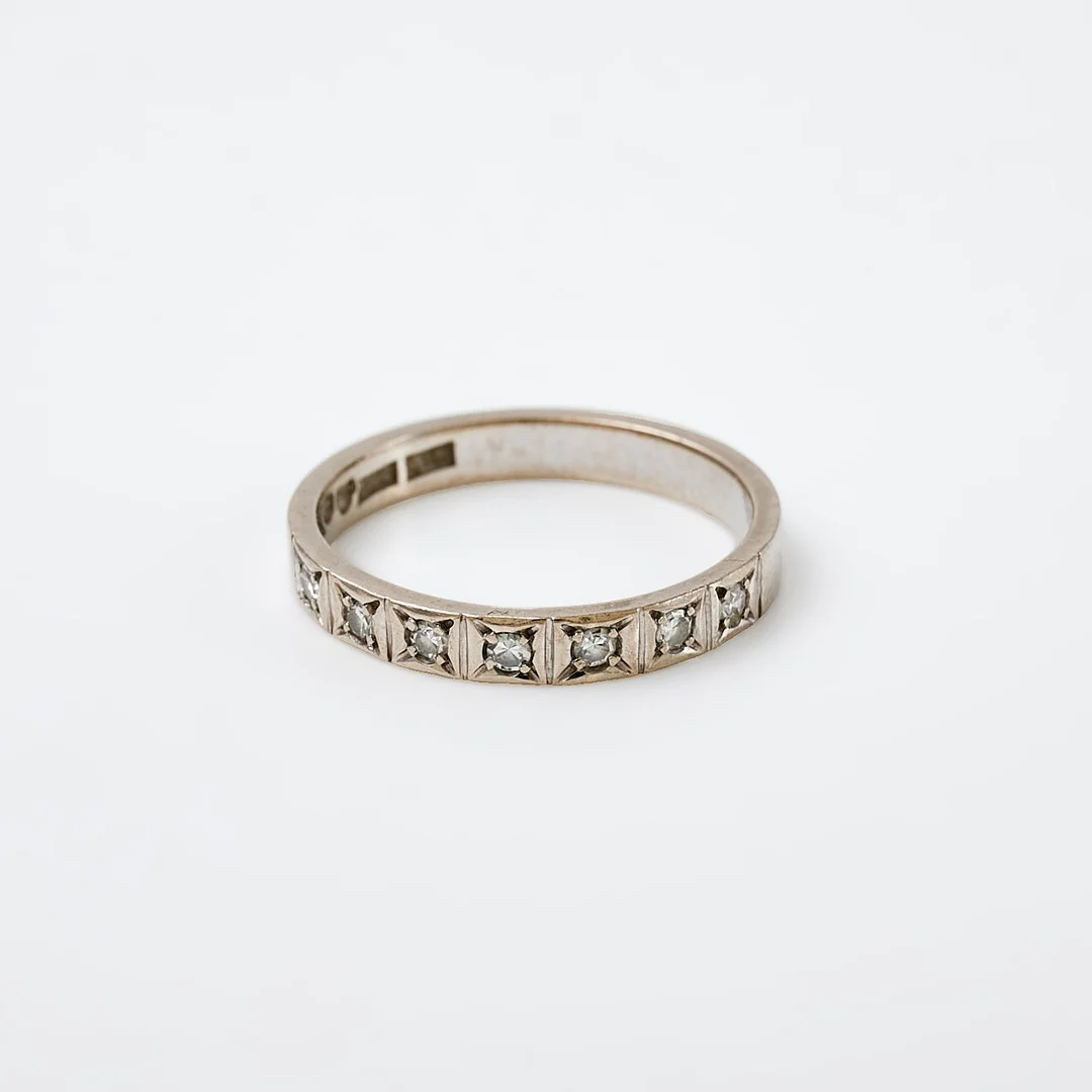 HALVALLIANSRING, 18 k vitguld, 7 åttkantslipade diamanter, ca 0,17 ct, Hans Rosin Guldsmed, Stockholm, 1981. — Rings — Stockholms Auktionsverk Sickla