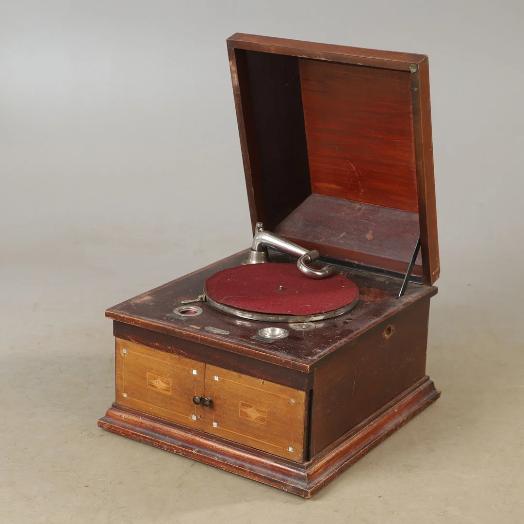 GRAMMOFON, mahogny, DC Strandqvist, Hälsingborg, 18/1900-tal. — Miscellaneous — Helsingborgs Auktionskammare