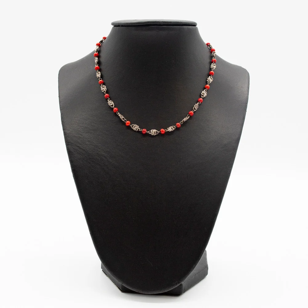 COLLIER AUS GESCHLIFFENEN, ROTEN KORALLENPERLEN, KUNSTVOLL MEHRFACH VERSCHLUNGENEN SILBERELEMENTEN, 800ER SILBER, GEPUNZT. — Necklace — Kunst- und Auktionshaus Kleinhenz