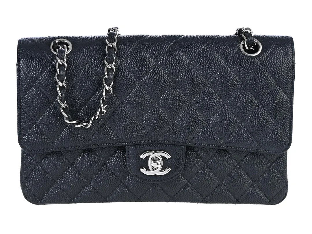 CHANEL, VÄSKA, Medium Double Flap Bag, svart quiltat kaviarläder, silverfärgade beslag, 25x15x6 cm, hologrammärkt 18503332, år 2013-2014. Very Good Condition. — Accessoarer/Väskor — Kaplans