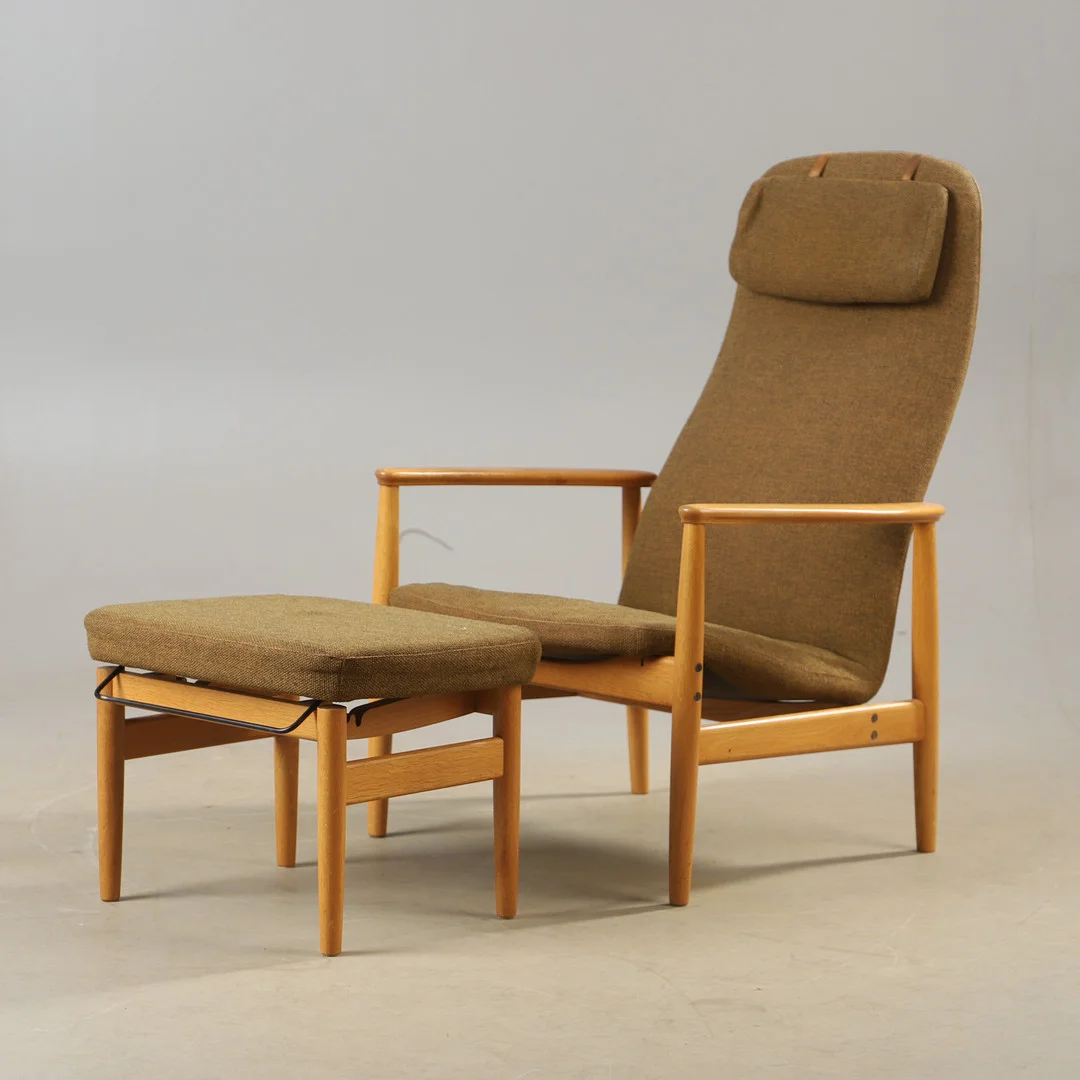 ALF SVENSSON. Fåtölj med fotpall, ek, Studio, Bra Bohag, 1900-talets mitt. — Armchairs & Chairs — Helsingborgs Auktionskammare