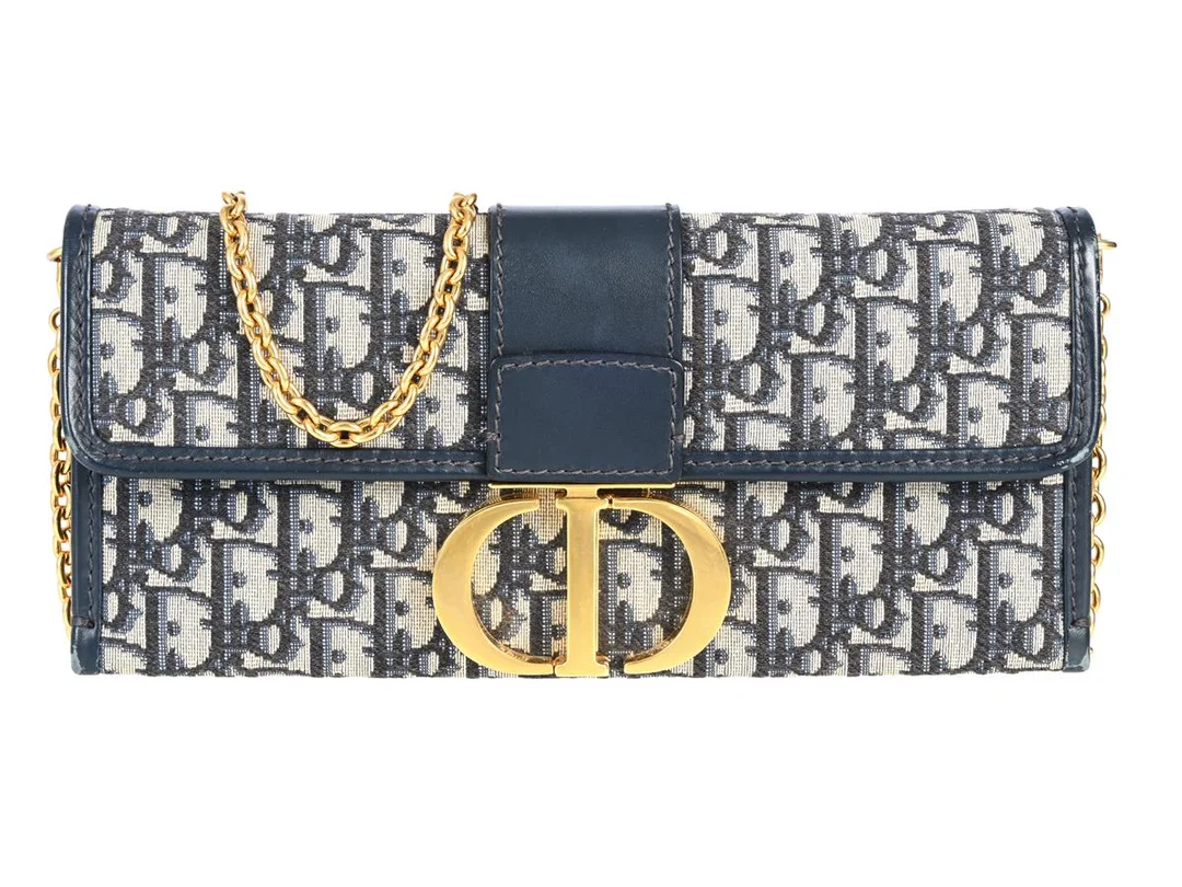 VÄSKA, CHRISTIAN DIOR, 30 Montaigne Pouch Chain Bag, oblique monogram, marinblått läder, guldfärgade beslag. Logo DC, 28x12,5 cm, märkt 08--BO-0250, år 2020, kvitto från 2021, avtagbar axelrem, dustbag, kartong, lätt slitage på hörnen. — Accessoarer/Väskor — Kaplans