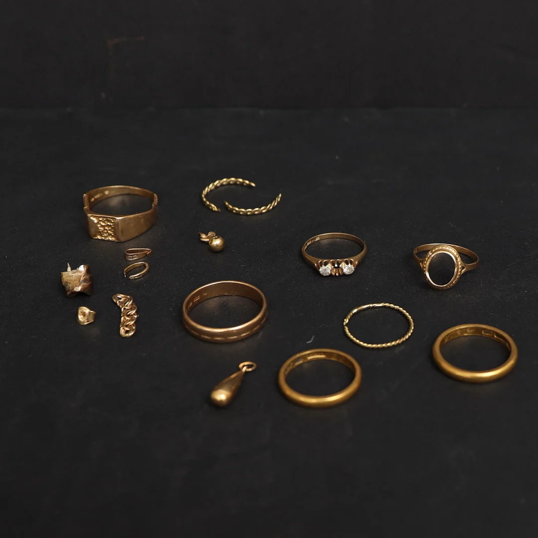 GULD, 18 samt 23k. — Objet de vertu & Miscellaneous — Falun Auktionsbyrå