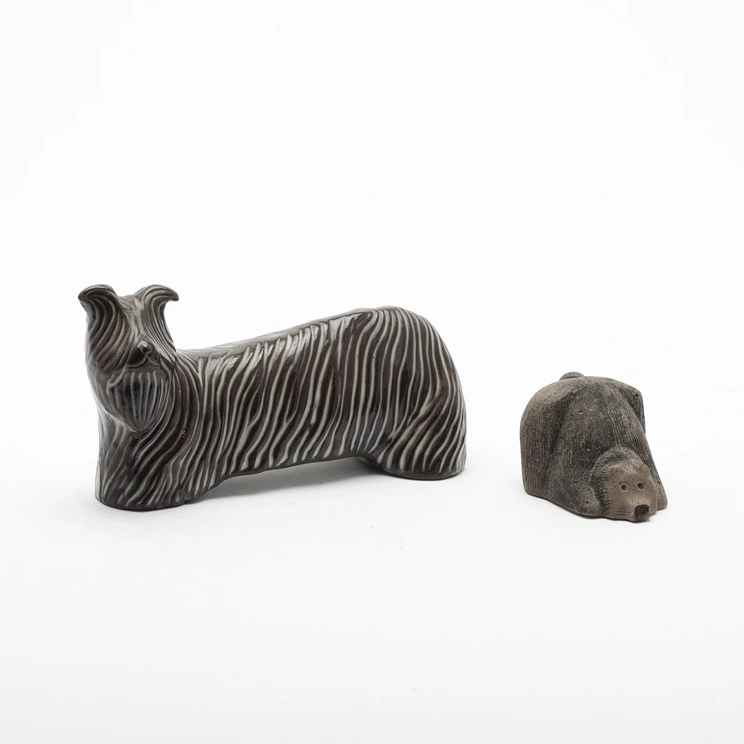 GÖRAN ANDERSSON & HYONSUN RHEE. Figuriner, 2 stycken, keramik, Uppsala-Ekeby. — European — Uppsala Auktionskammare