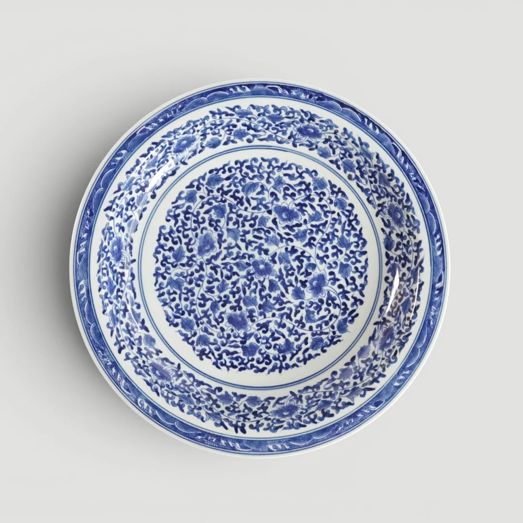 Kinesisk blåhvidt porcelænsfad med blomstermotiv. 20. århundrede. — Ceramics & Porcelain — Woxholt Auktionshus