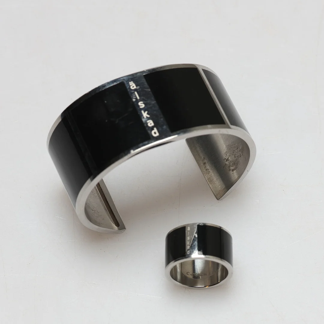 ARMBAND OCH RING. Stål, "Älskad", CSTHLM. — Costume Jewellery — Gomér & Andersson Jönköping