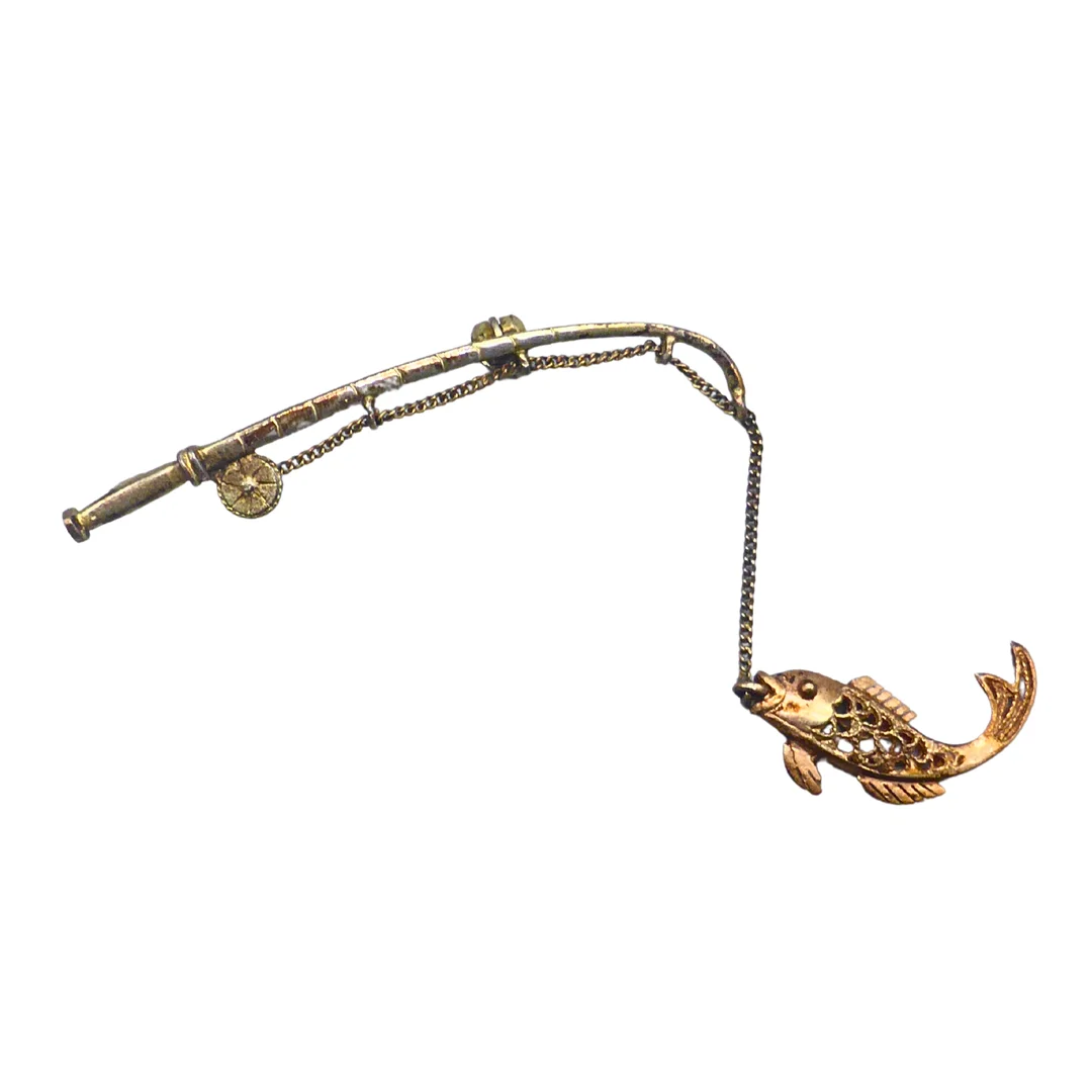 BROSCHE ANGELRUTE MIT FISCH AUS 835ER SILBER. — Brooches & Pendants — Auktionshaus Stuber's Hammerschlag