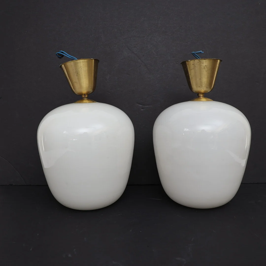 TAKLAMPOR ETT PAR, Asea, 1940-tal, Swedish modern, fästen i mässing, kupor av vittonat glas. — Ceiling lights — Falun Auktionsbyrå