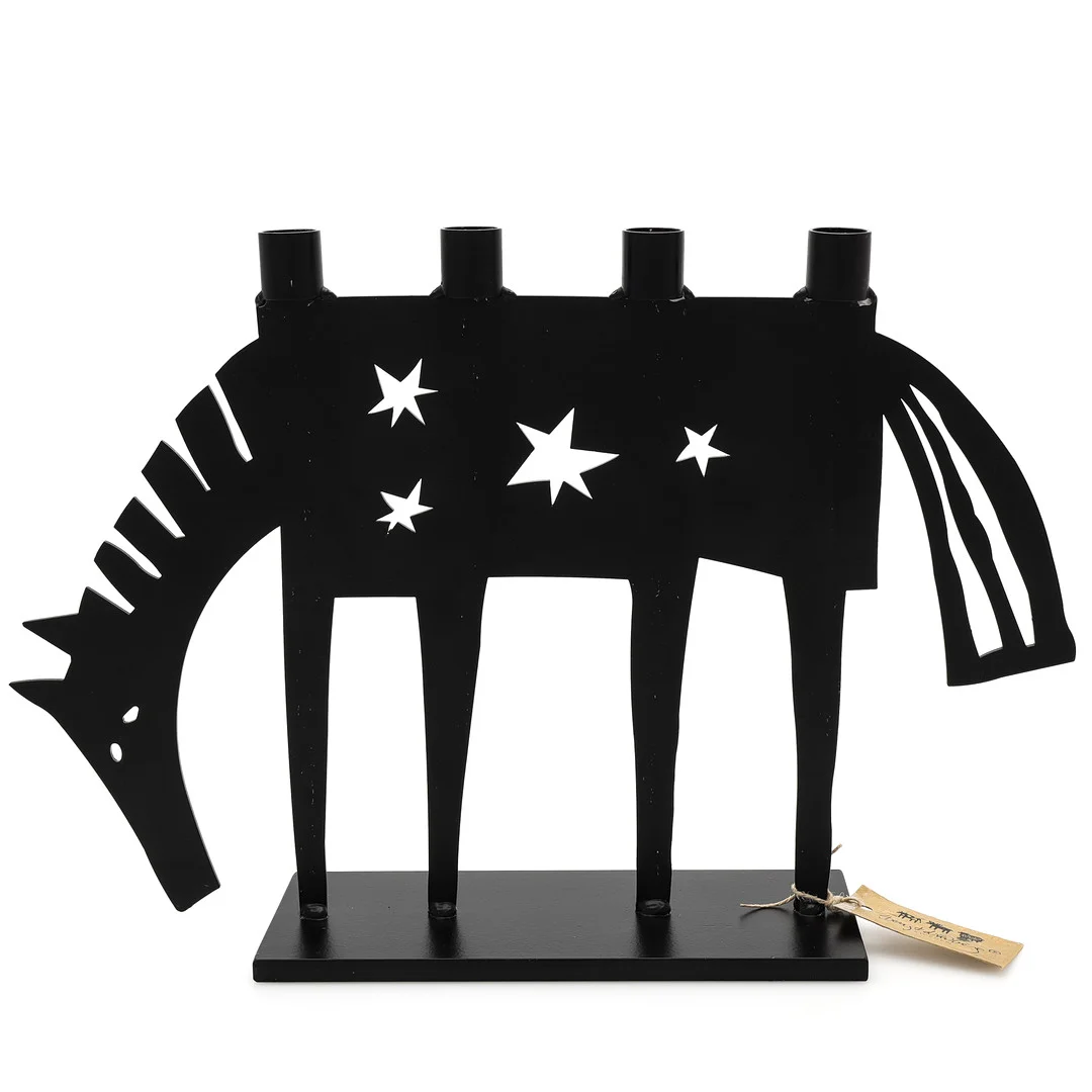 BENGT & LOTTA. Ljusstake, svartlackat järn, häst. — Candlesticks — Auktionsmagasinet Vänersborg