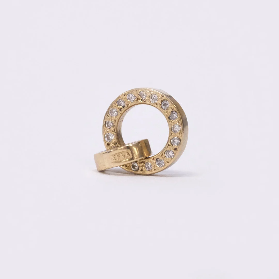 EFVA ATTLING. HÄNGE, 18K GULD MED DIAMANTER, "RING AROUND AND STARS". — Brooches & Pendants — Björnssons Auktionskammare