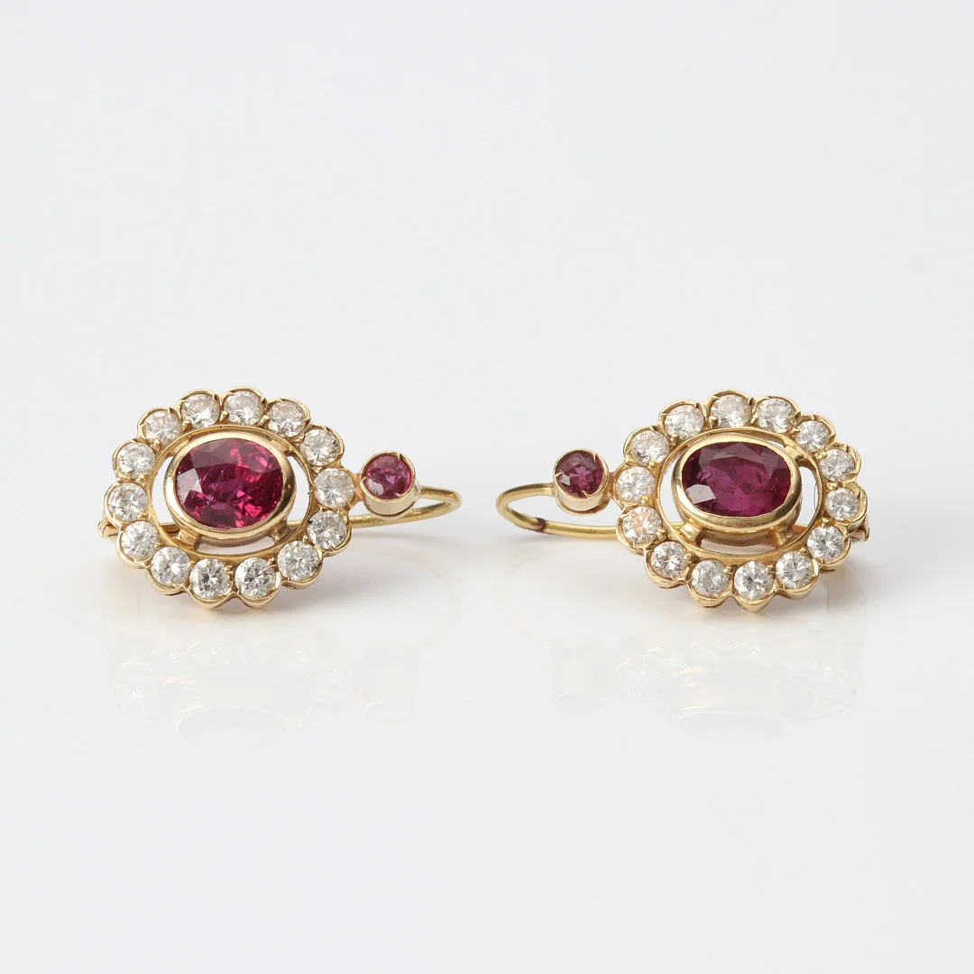 RUBIN & DIAMANTÖRHÄNGEN 18K. — Earrings — Skånes Auktionsverk