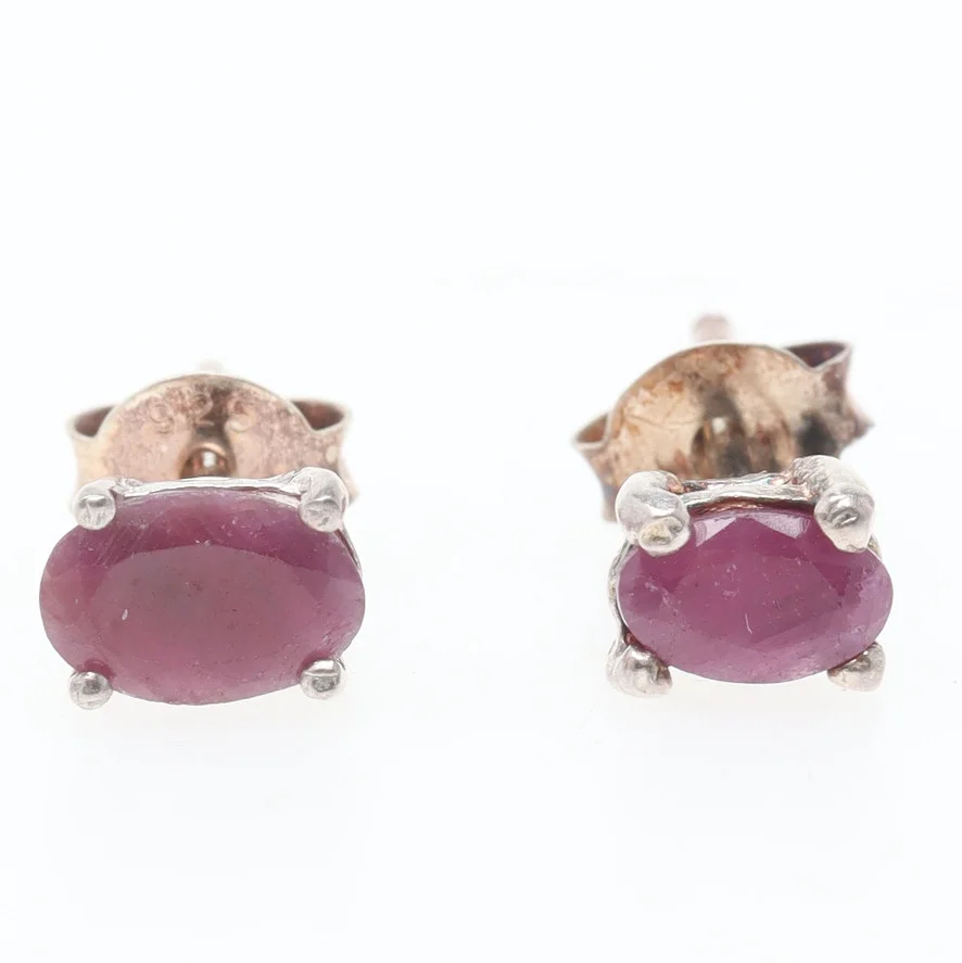 ÖRHÄNGEN, ett par, sterlingsilver med obehandlad rubin. — Earrings — Ekenbergs Auktioner