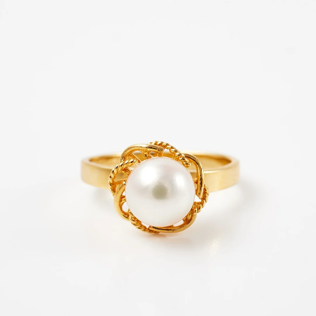 RING, 14 k guld, 1 odlad saltvattenspärla, utländska stämplar. — Rings — Stockholms Auktionsverk Sickla