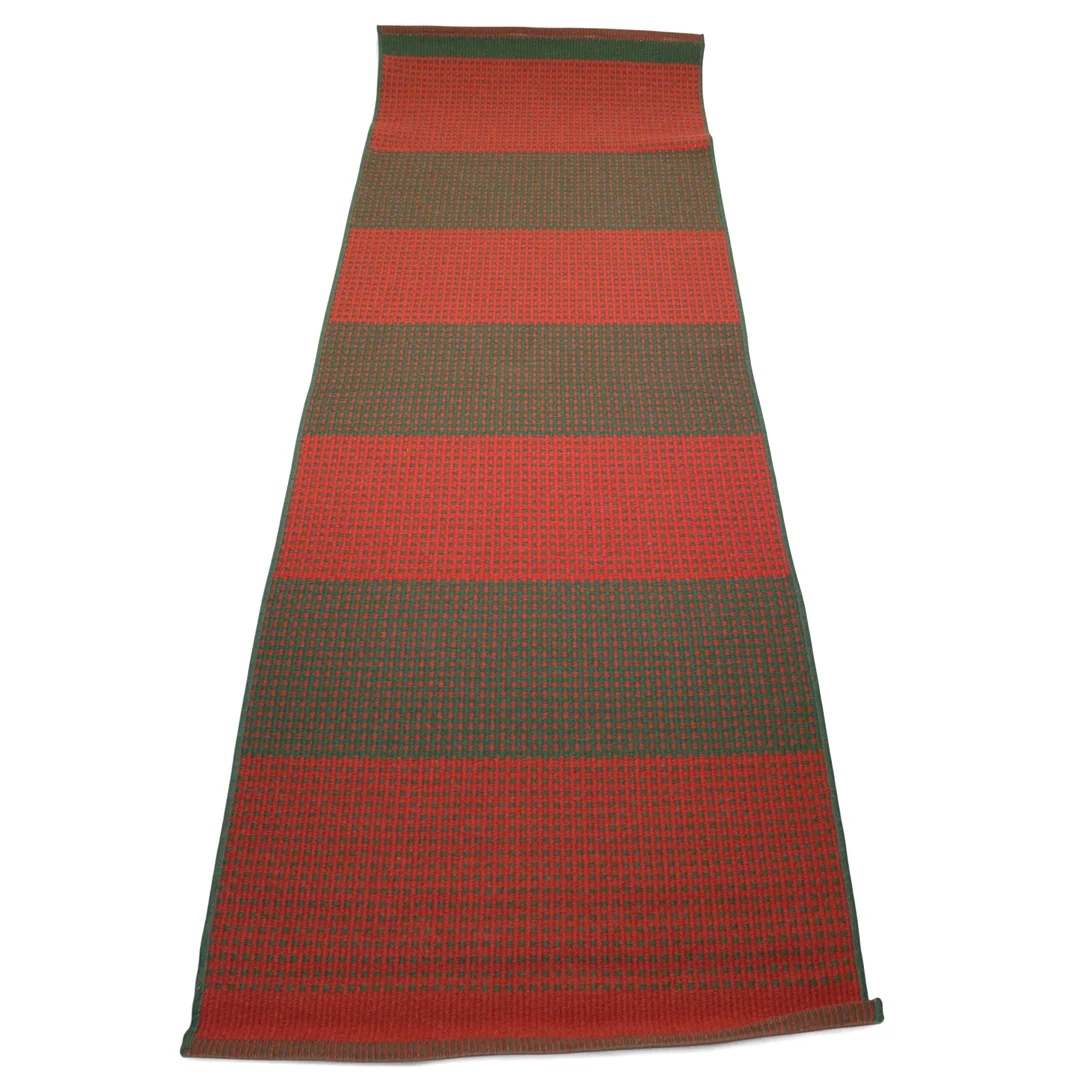 MATTA, ca 240 x 78 cm, ull, rött och grönt Kasthall. — Carpets — Höganäs Auktionsverk