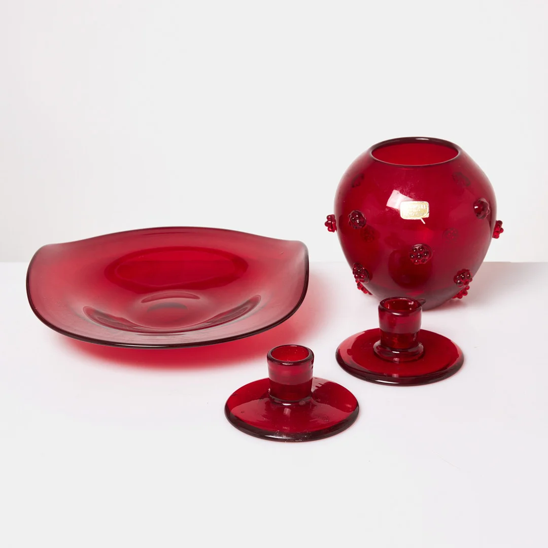 REIJMYRE. 4 dlr, rött glas, delvis etikettmärkta, 1900-talets mitt. — Utility glass — Stockholms Auktionsverk Sickla