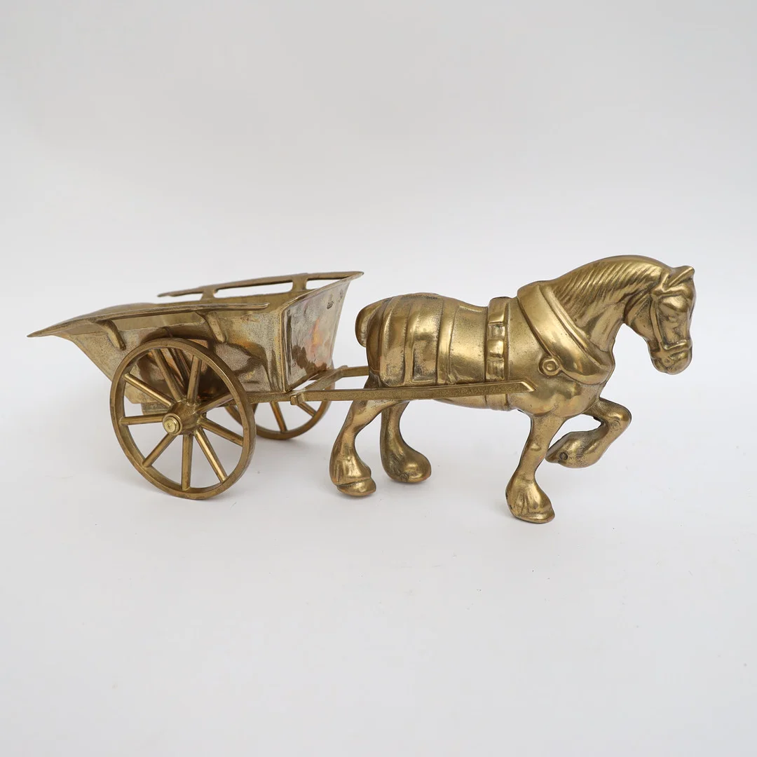 SKULPTUR, Häst med vagn, mässing, 1900-tal. — Sculptures & Bronzes — Falun Auktionsbyrå