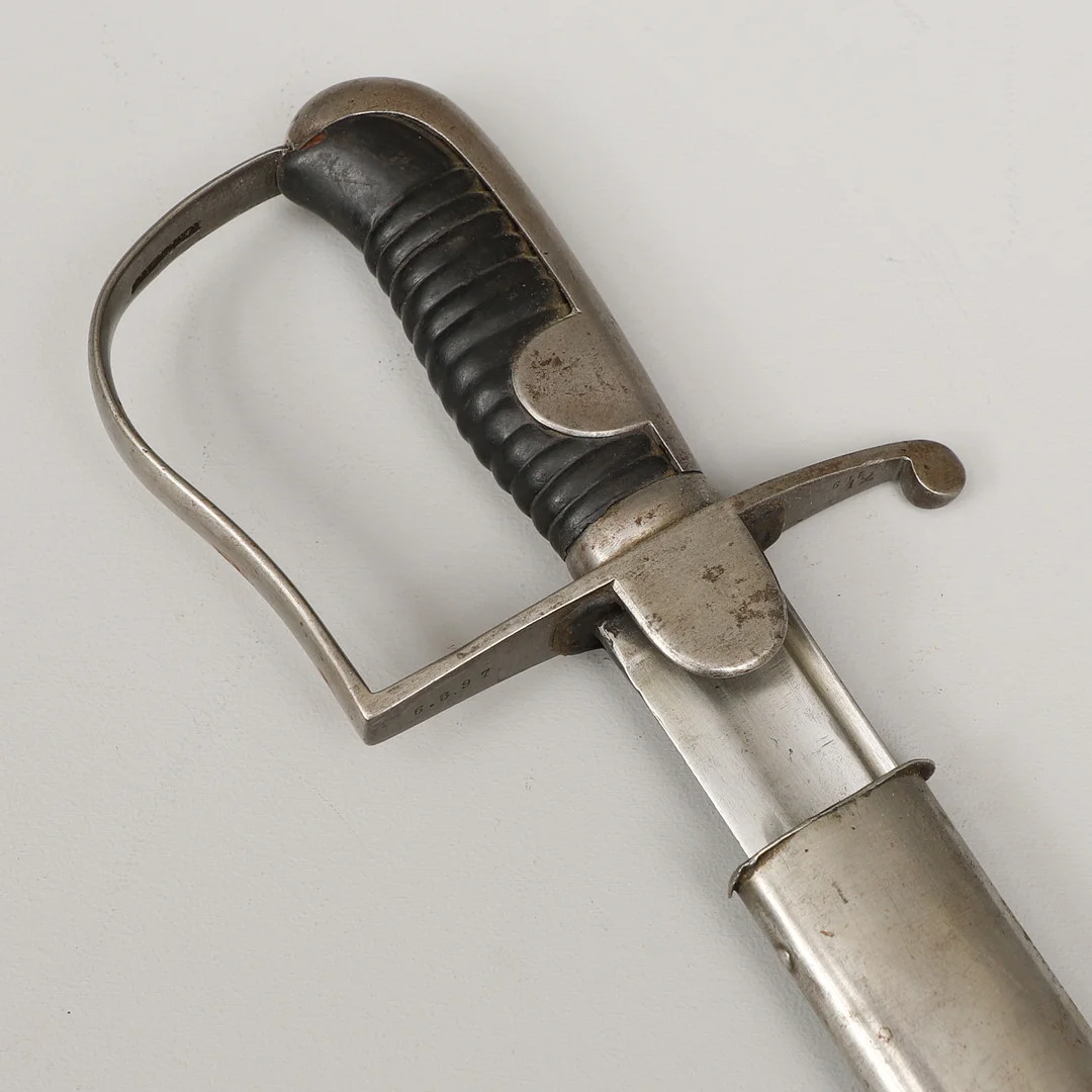 SABEL, svensk, m/1831, för manskap vid artilleriet, med stålbalja. — Edged weapons — Crafoord Auktioner Malmö