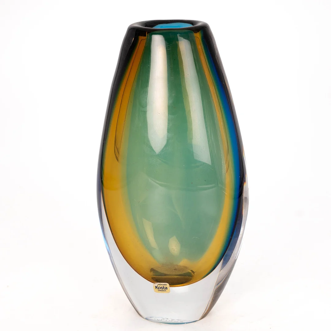 VICKE LINDSTRAND. Vas, Underfång, Signerad, Kosta 1900-tal. — Art glass — Norrlands Auktionsverk