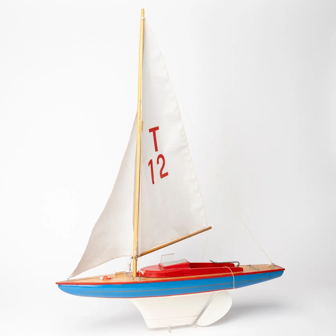 SEGELBÅT trä, roder och köl. — Other toys — Auktionshuset Kolonn