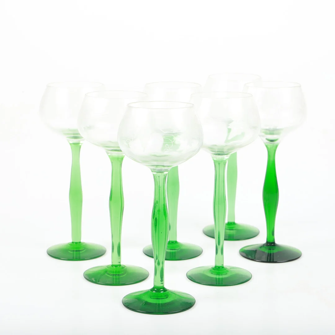 VITVINSGLAS, 7 stycken, glas med etsad dekor av vinrankor och grön fot, 1900-tal. — Utility glass — Helsingborgs Auktionskammare