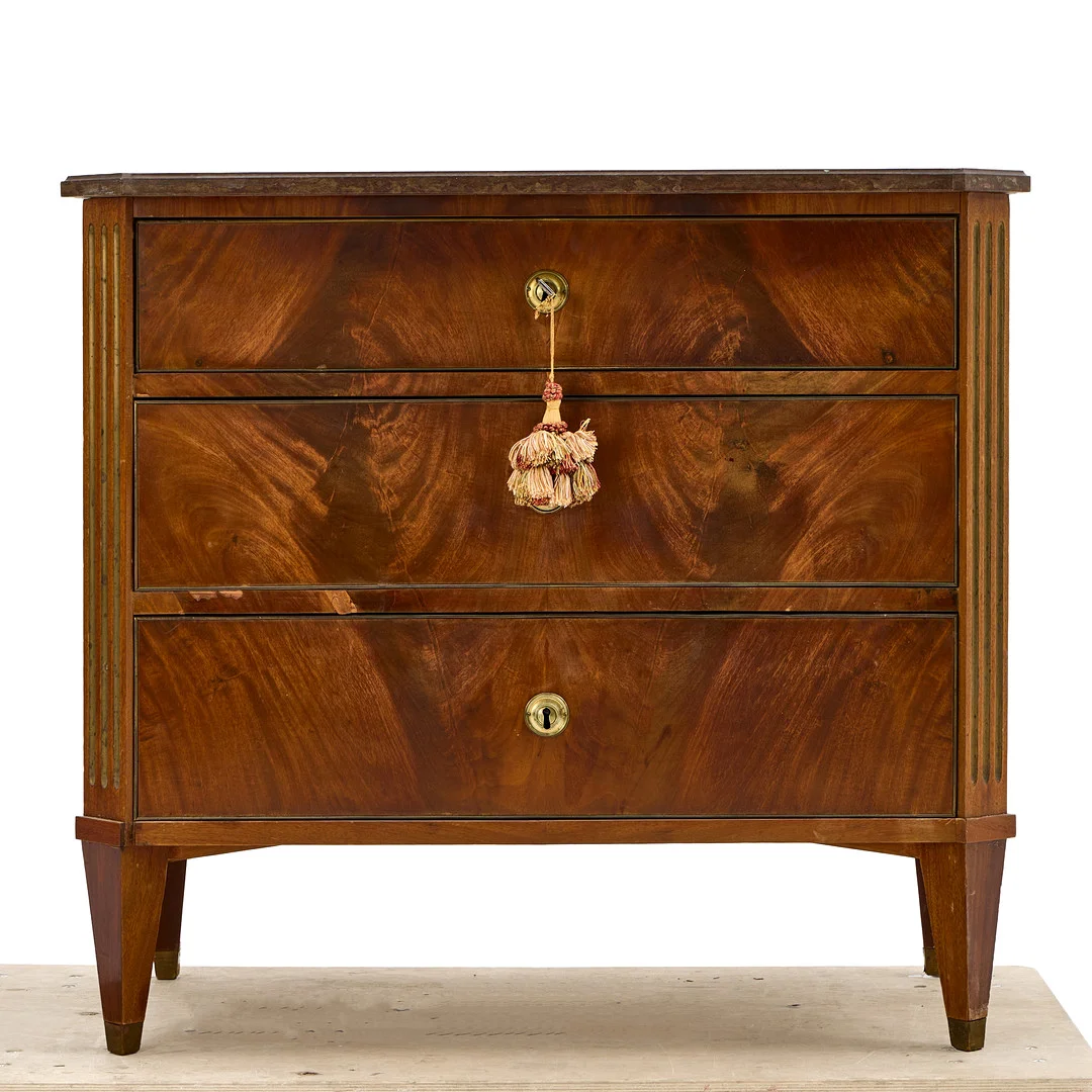 BYRÅ, sengustaviansk stil, 1900-talets första hälft, fanerad i mahogny, mässingsbeslag, skiva av kalksten. — Chests of drawers — Crafoord Auktioner Stockholm
