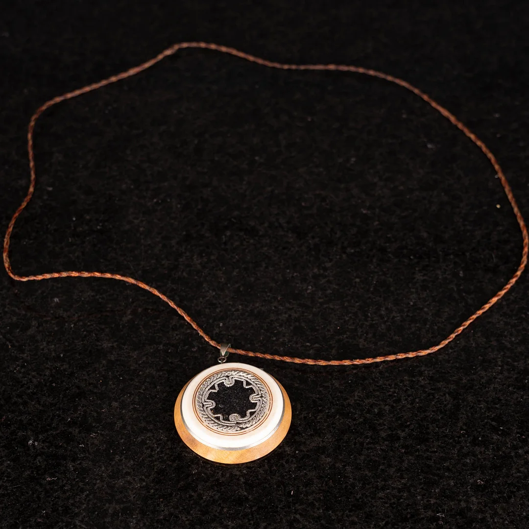ELLA-MARGIT NUTTI & NIKKE NUTTI. Halsband, Sameslöjd, Björk, Renhorn, Tenn och Läder, 1900-tal. — Sami Arts & Crafts — Norrlands Auktionsverk