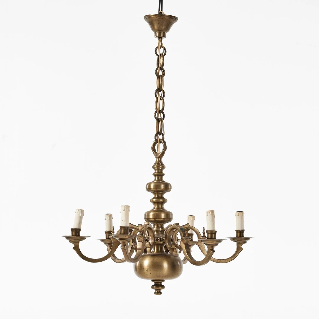 LJUSKRONA, brons, 1900-talets första hälft, barockstil, sex ljusarmar, elektrifierad. — Chandeliers — Stockholms Auktionsverk Magasin 5