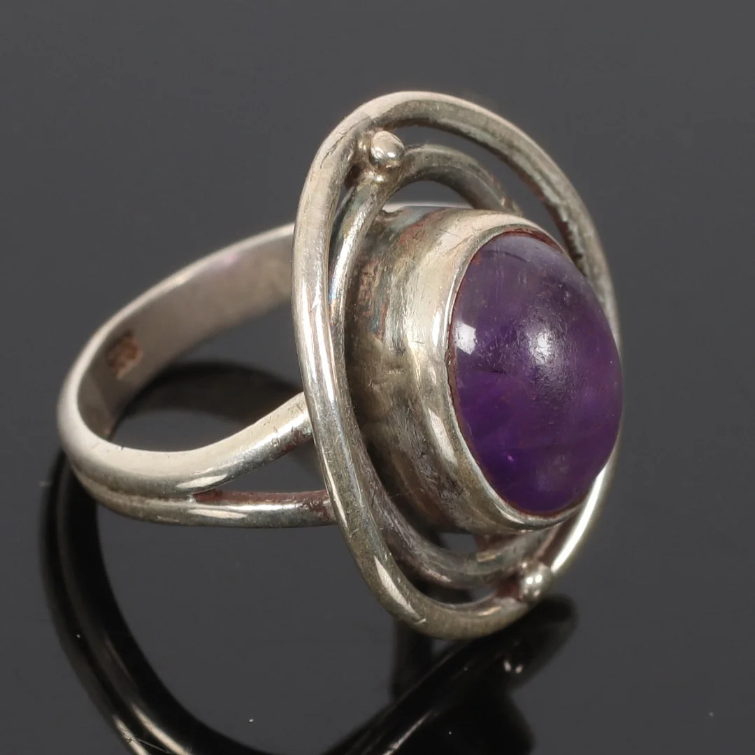 RING, med lila sten, silver, 1900-tal. — Rings — Stadsauktion Sundsvall