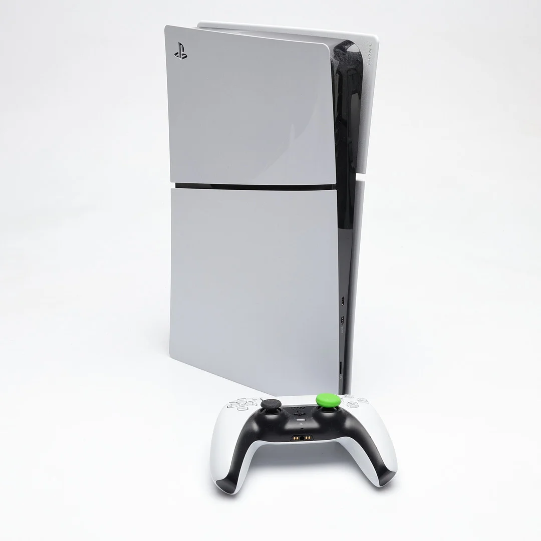 SPELKONSOL, Playstation 5, en handkontroll. — Modern consumer electronics — Gomér & Andersson Linköping