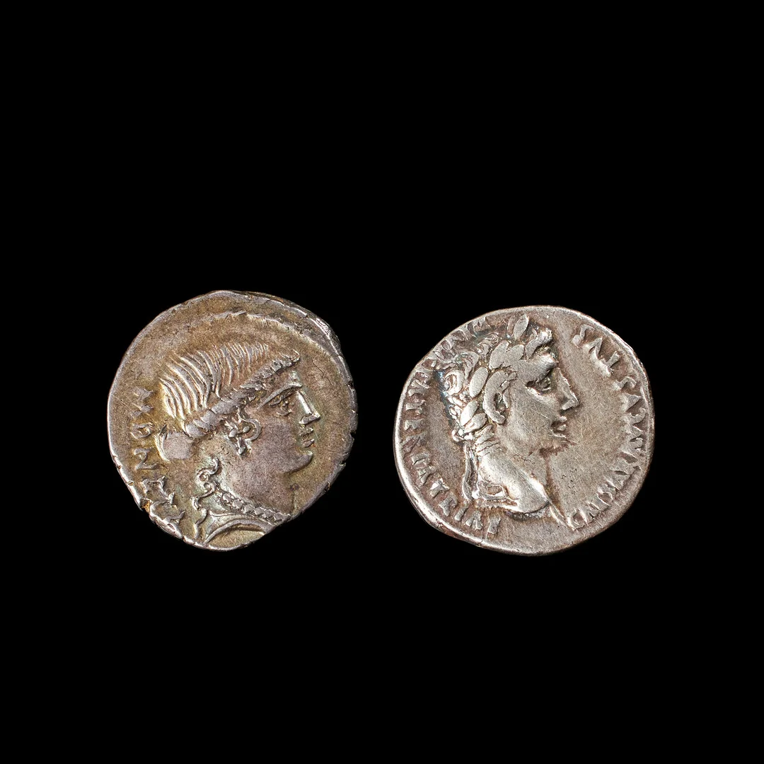 SILVERMYNT 2 st, Augustus, romersk kejsare 27 f Kr-14 e kr, denarius präglad i Lyon, romersk republik, Carisius, denarius präglad ca 46 f Kr. — Coins & Banknotes — Stockholms Auktionsverk Sickla