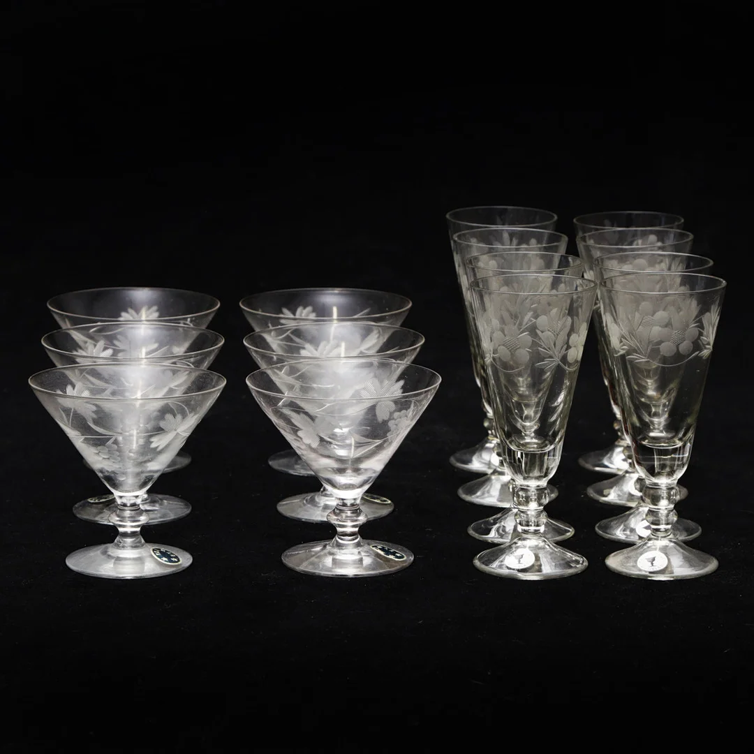 GLASSERVISDELAR, totalt 14 delar, varav 6 st Kalmar Glasbruk. — Tableware — Kalmar Auktionsverk