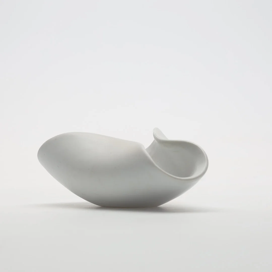 STIG LINDBERG. Skål, "Veckla", Carrara, Gustavsberg. — European — Höörs Auktionshall