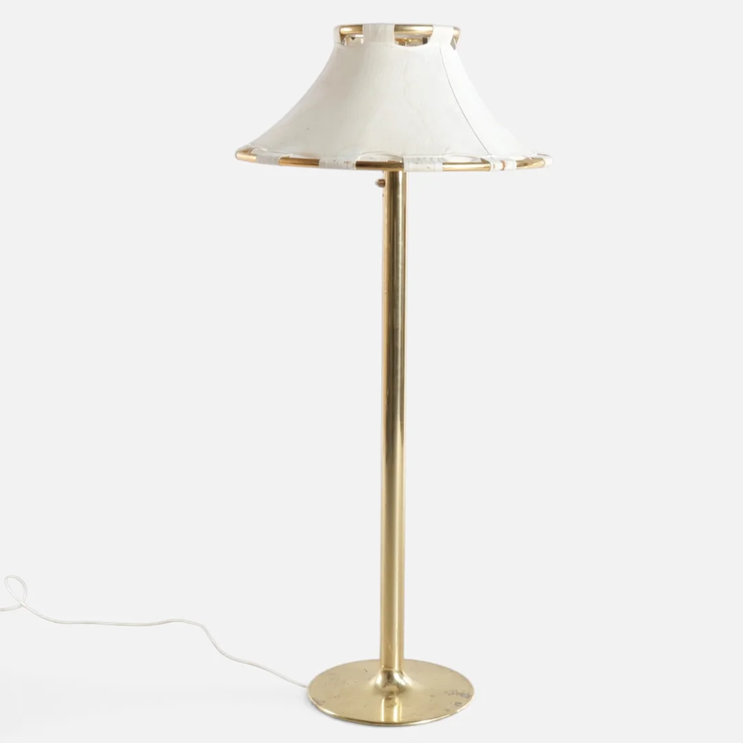 ANNA EHRNER. "Anna", gulvlampe med stel af messing, skærm udspændt med lyst stof. Udført hos Ateljé Lyktan, Åhus, model 6295. Sverige, 1970'erne. — Floor lights — Woxholt Auktionshus