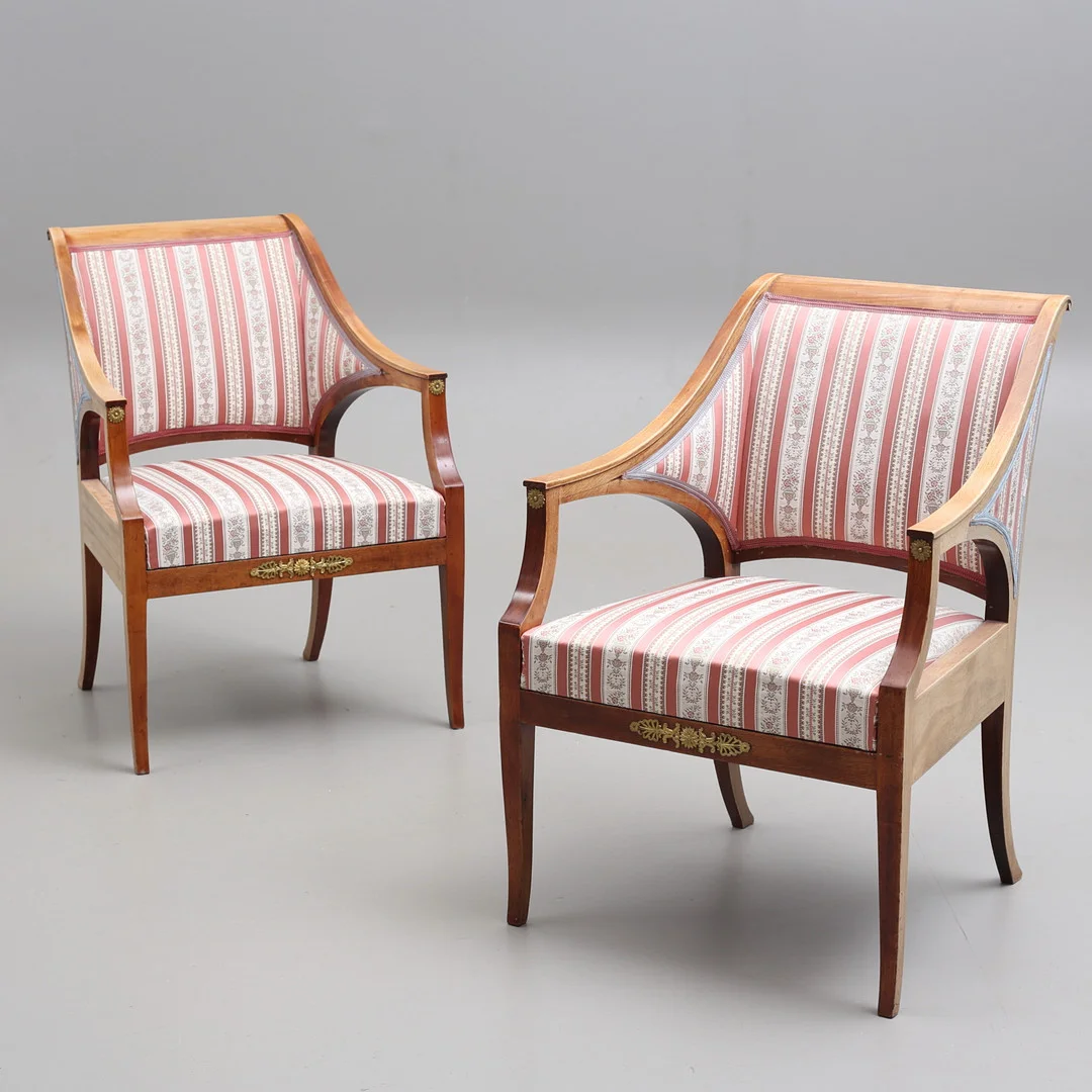 KARMSTOLAR, ett par, gustaviansk stil, 1900-tal. — Armchairs & Chairs — Auktionshuset Thelin & Johansson