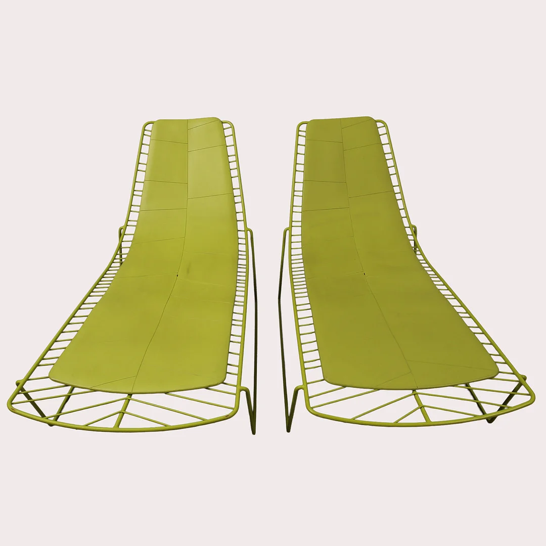 LIEVORE ALTHERR MOLINA. ARPER LEAF FAUTEUIL, Chaise Lounge/ Solsängar "Leaf" limegrön metallstomme med liggdyna i skumplast, ett par, 2000- tal. — Garden — Limhamns Auktionsbyrå