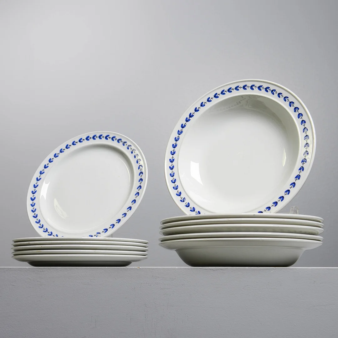 WILHELM KÅGE. Servisdelar, "Akademi", Gustavsberg, 1930-tal, 12 delar, blombård i blått. — Tableware — Formstad Auktioner