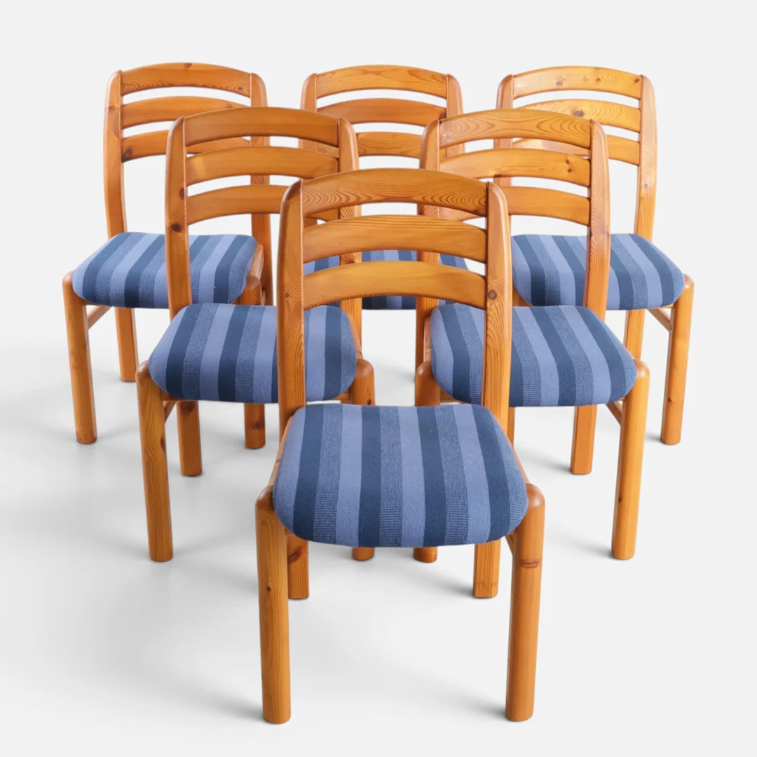 Sæt på seks spisestole med stel af massiv fyr, sæder betrukket med stribet uld fra Berghems Väveri. Dansk eller svensk møbeldesign, 1970'erne (6). — Armchairs & Chairs — Woxholt Auktionshus
