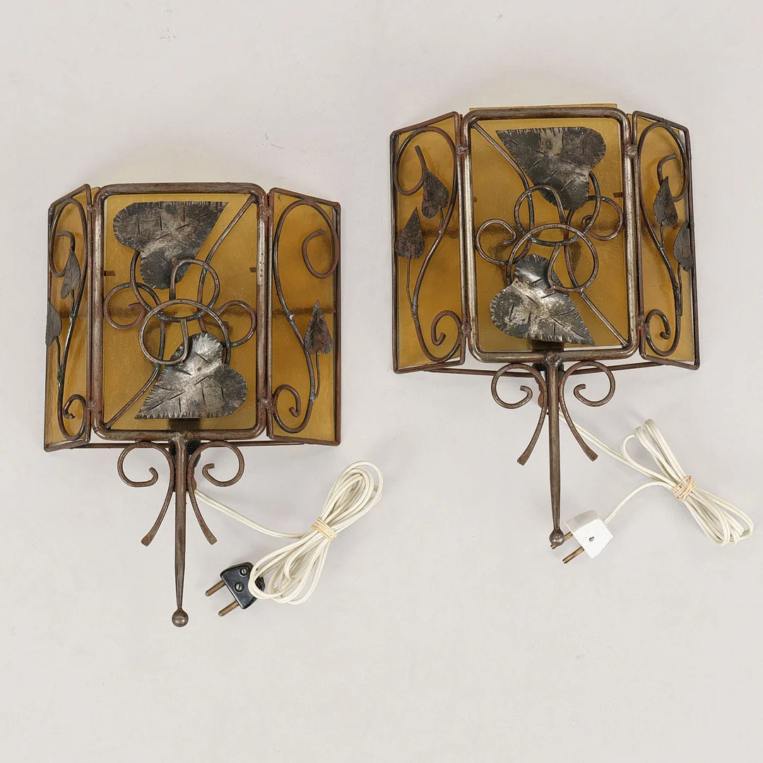 VÄGGLAMPOR, ett par, råglas och järn med lövdekorationer, 1900-talets andra hälft. — Wall Lights — Höörs Auktionshall