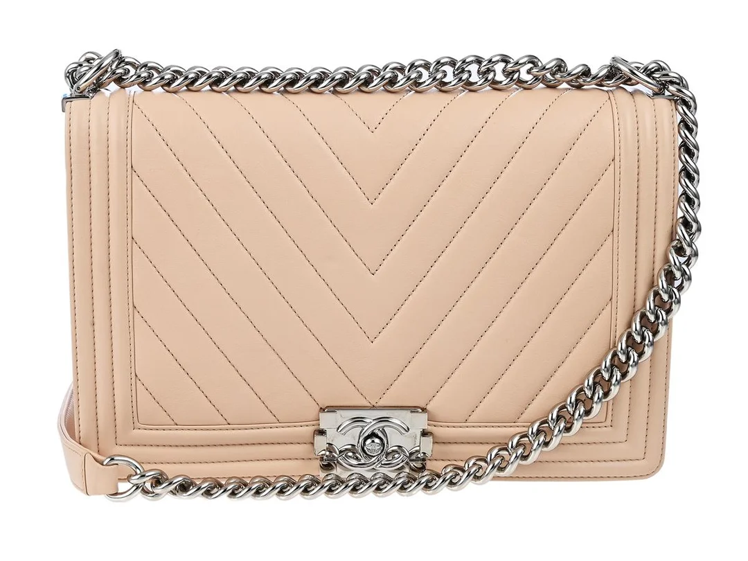 CHANEL, VÄSKA, Boy Bag New Medium, rosa chevron lammskinn, mörka silverfärgade beslag, 28x18x9 cm, hologrammärkt 22314950, år 2016-2017, cert, dustbag, plast kvar på beslag. Excellent Condition. — Accessoarer/Väskor — Kaplans