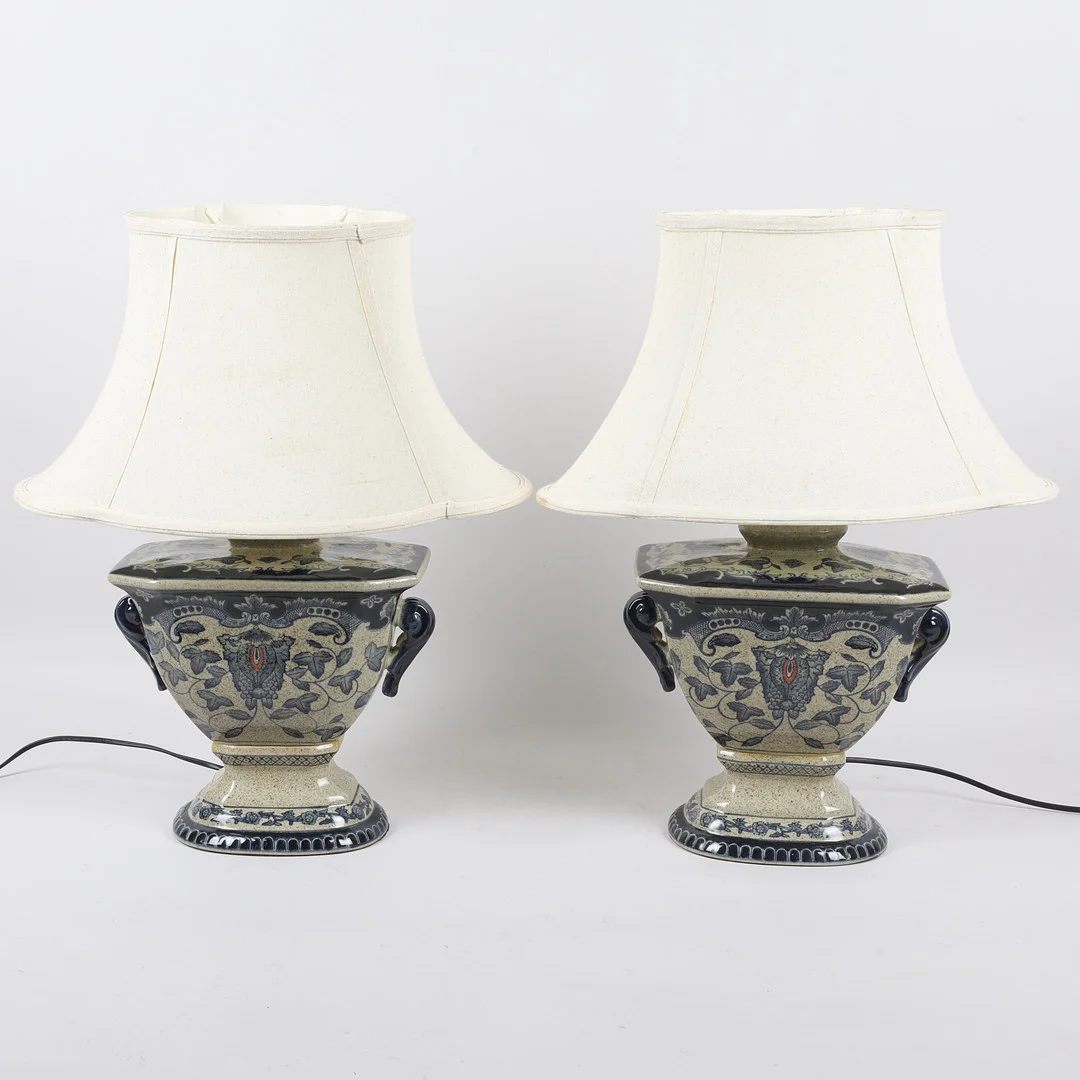 BORDSLAMPOR, ett par, glaserad keramik, 1900-talets andra hälft. — Table Lamps — Ekenbergs Auktioner