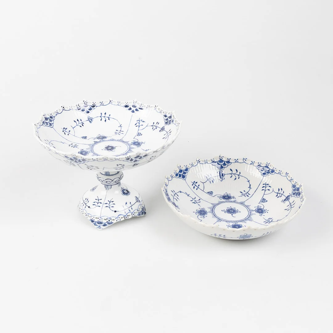 SKÅL PÅ FOT & SKÅL, 2 delar, Musselmalet, helblond, Royal Copenhagen, modell 428, 1018, porslin, 1:a sortering. — European — Stockholms Auktionsverk Helsingborg