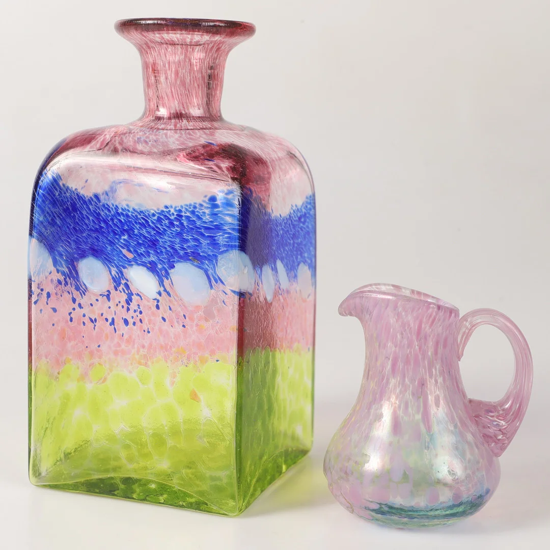 KARAFF SAMT KANNA, konstglas, Ulrica Hydman-Vallien samt Åsa Brandt, Kosta Boda, signerade. — Art glass — Helsingborgs Auktionskammare